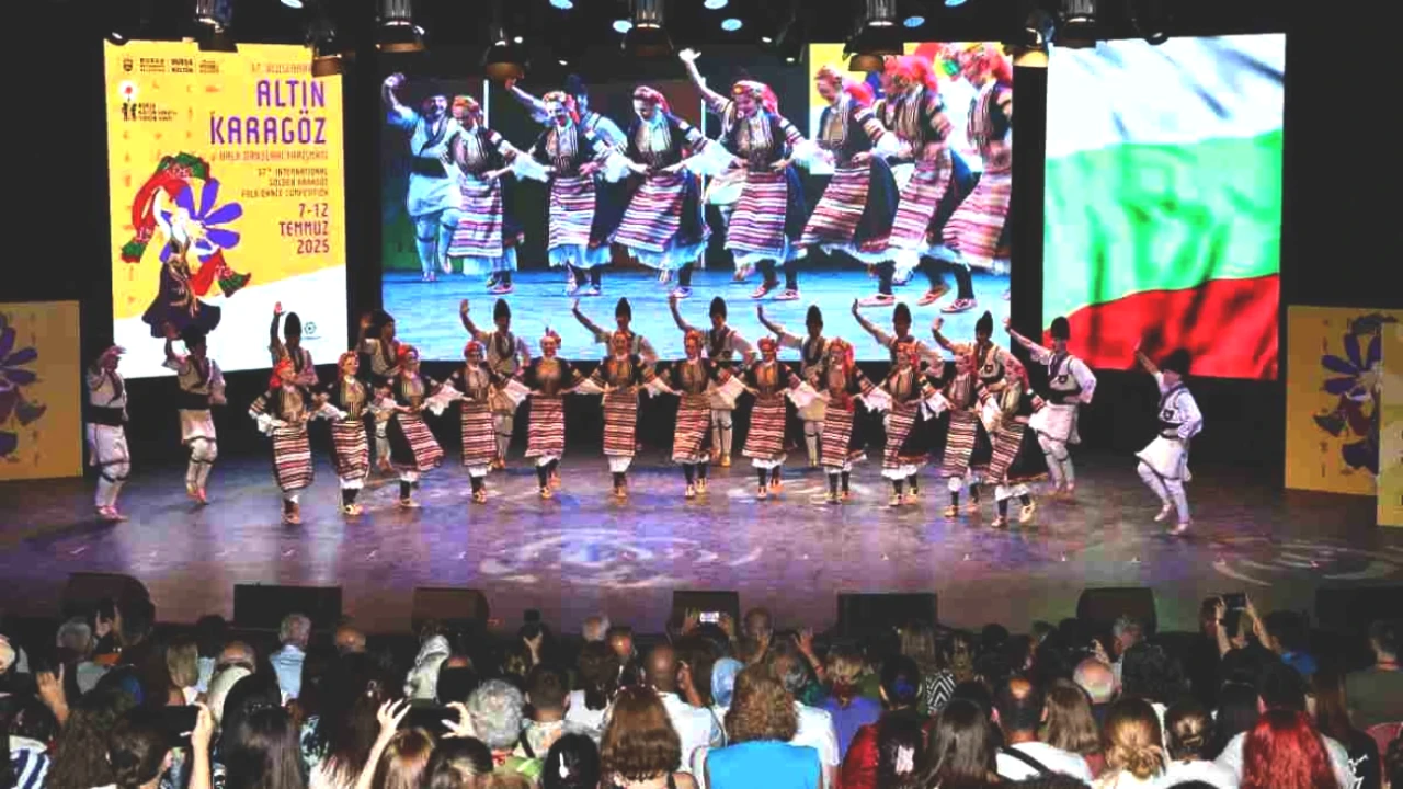 Altın Karagöz Halk Dansları Festivali: Bursa'da Renkli Atmosfer! Kaçırmayın!