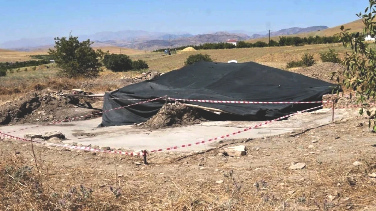 Fidan Dikimi Sırasında Beklenmedik Bulgu! 1700 Yıllık Tarihi Hazine Ortaya Çıktı!
