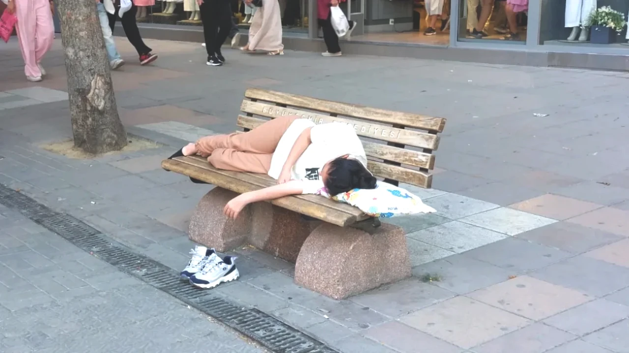 Yaz Sıcağında Gençlerin Tercihi: Parkta Yastıkla Uykunun Keyfi!